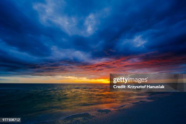 dramatic sky over ocean at sunset, marco island, florida, usa - marco island 個照片及圖片檔