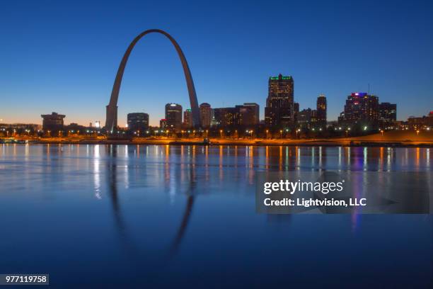 st. louis, missouri downtown skyline - gateway arch st louis stockfoto's en -beelden