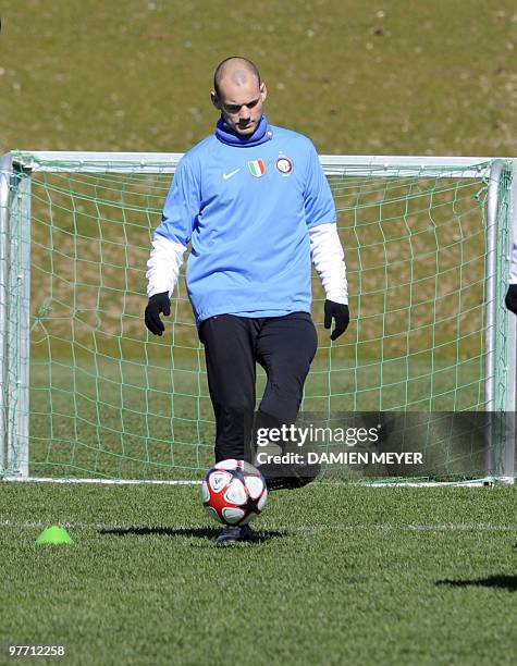 Inter Milan's Dutch midfielder Wesley Sneijder plays the ball during a training session on the eve of their UEFA Champions League football match...