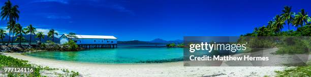 four mile beach, port douglas, queensland, australia - mar de coral - fotografias e filmes do acervo