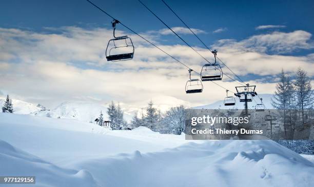 flying benches - skilift stockfoto's en -beelden