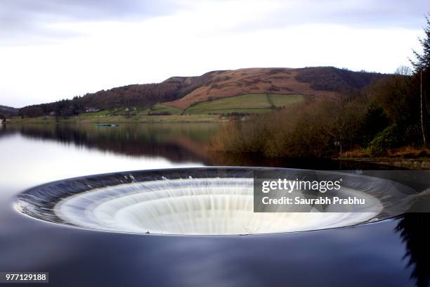 bellmouth overflow of ladybower reservoir, upper derwent valley, derbyshire, england, uk - derwent reservoir stock pictures, royalty-free photos & images