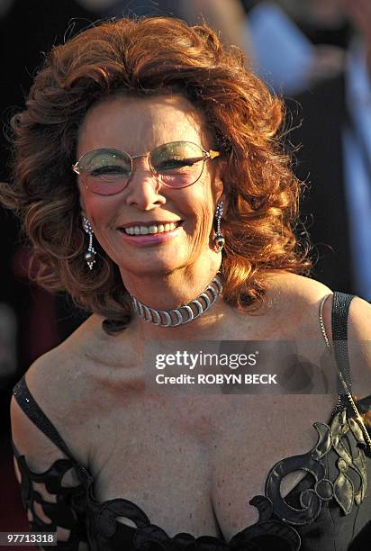 Sophia Loren arrives at the 16th annual Screen Actors Guild Awards at the Shrine Exposition Center in Los Angeles January 23, 2010. AFP PHOTO / ROBYN...