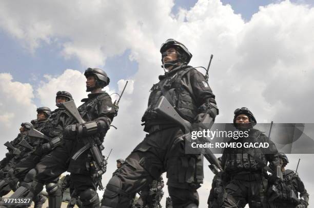 Elite Indonesian army counter-terrorist Kopassus commandos parade during the closing of the anti-terrorist exercises in Jakarta at Halim airbase on...