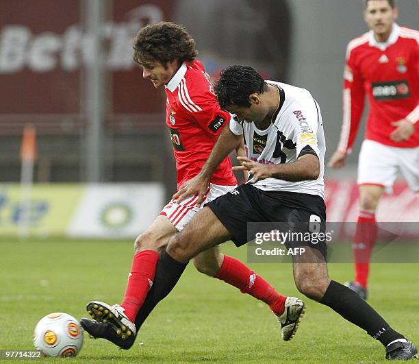 Benfica's Argentinian midfielder Pablo Aimar vies with Nacional's Brazilian forward Cleber during their Portuguese league football match at Madeira...