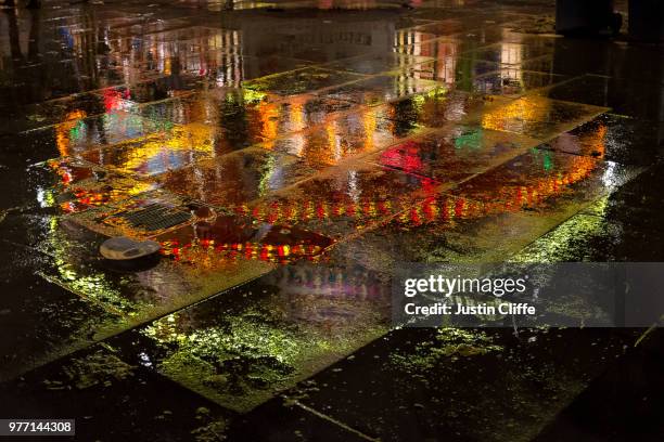 reflections in london - justin cliffe foto e immagini stock