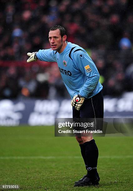 Christoph Semmler of Oberhausen in action during the Second Bundesliga match between FC St. Pauli and Rot-Weiss Oberhausen at the Millerntor Stadium...