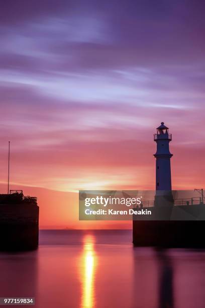 newhaven lighthouse at sunset, newhaven, edinburgh, scotland, uk - ニューへブン ストックフォトと画像