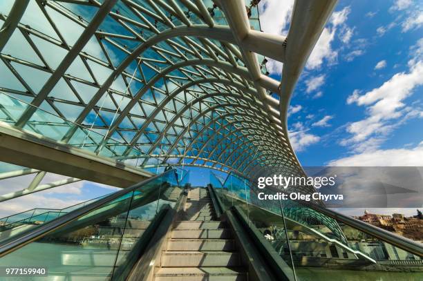 the bridge of peace, tbilisi. georgia. - georgia steel 個照片及圖片檔