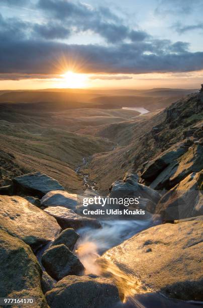 kinder downfall - downfall stockfoto's en -beelden