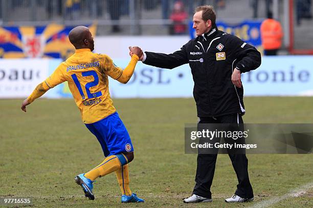 Dominick Kumbela of Braunschweig with coach Torsten Lieberknecht during the 3. Liga match between Eintracht Braunschweig and SpVgg Unterhaching at...