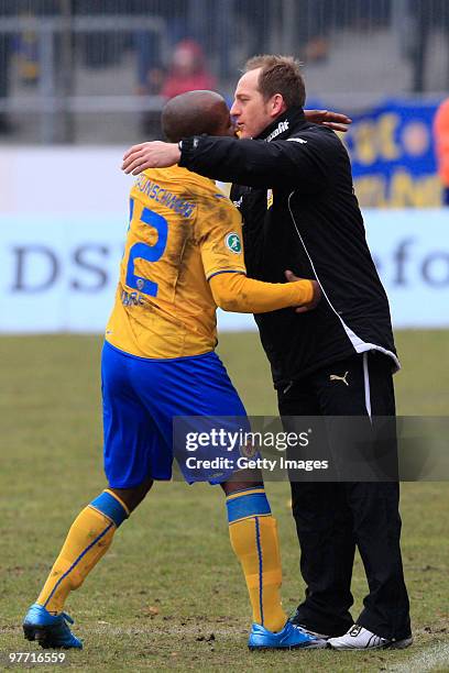 Dominick Kumbela of Braunschweig with coach Torsten Lieberknecht during the 3. Liga match between Eintracht Braunschweig and SpVgg Unterhaching at...