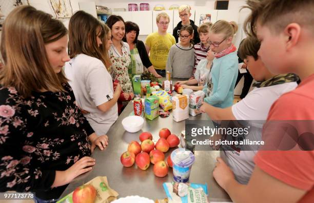 May 2018, Germany, Rostock: The nutritionist of the University Medical Center of Rostock, Dana Schmidt prepares a yummy breakfast with pupils at the...