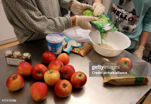 May 2018, Germany, Rostock: Pupils prepare a delicious breakfast with the help of a nutritionist of the University Medical Center of Rostock,at the...