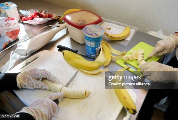 May 2018, Germany, Rostock: Pupils prepare a delicious breakfast with the help of a nutritionist of the University Medical Center of Rostock,at the...