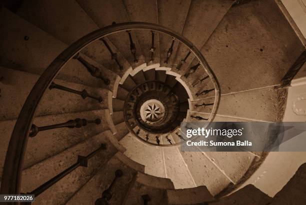 haunting stairs - sumona ストックフォトと画像