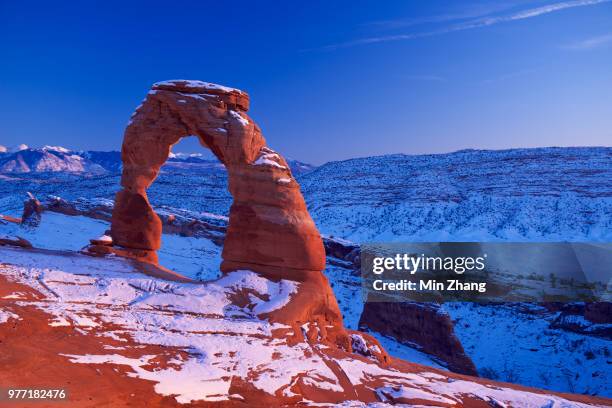 arch on mountain, arches national park, utah, usa - delicate arch stock pictures, royalty-free photos & images