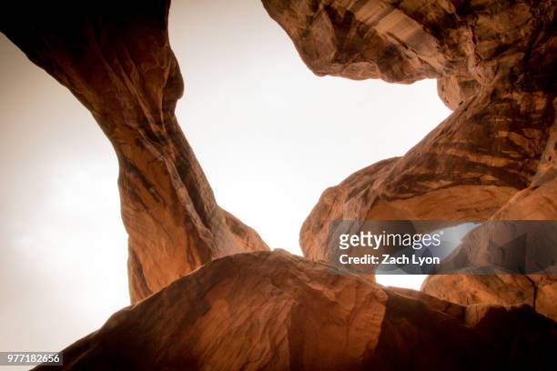 low overhead - overhead desert stockfoto's en -beelden