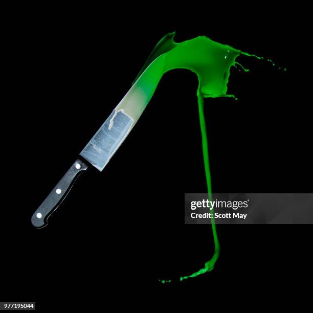 strobe & liquid study - knife & milk 6 - milk pumping stockfoto's en -beelden