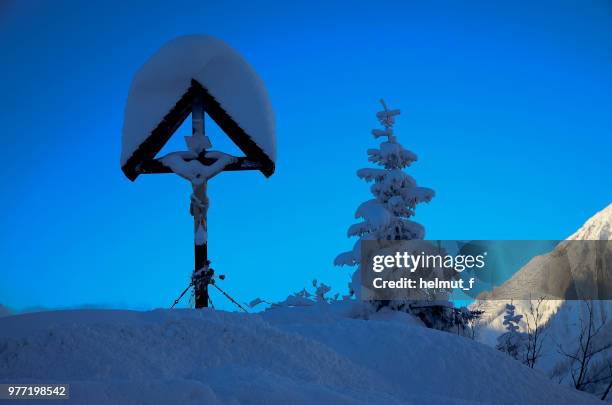 wooden cross on mountain top, vorarlberg, austria - lechtal alps stockfoto's en -beelden