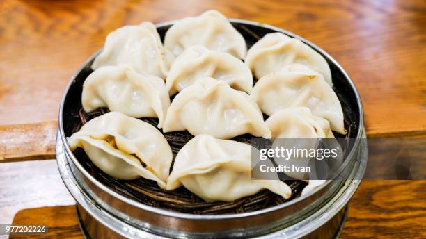 traditional chinese cuisine, street food, steamed dumplings - dumpling stock-fotos und bilder