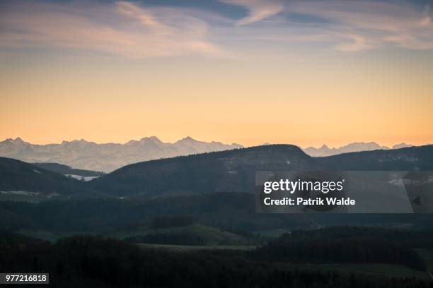 mountains at sunset, eiger, monch, jungfrau, swiss alps, switzerland - berg mönch stock-fotos und bilder