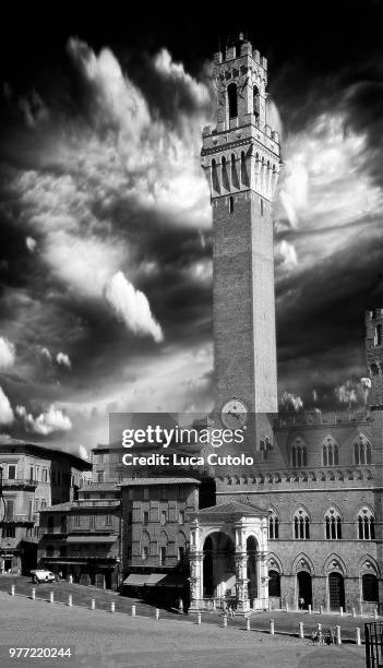 torre del mangia b/w - torre del mangia stock pictures, royalty-free photos & images