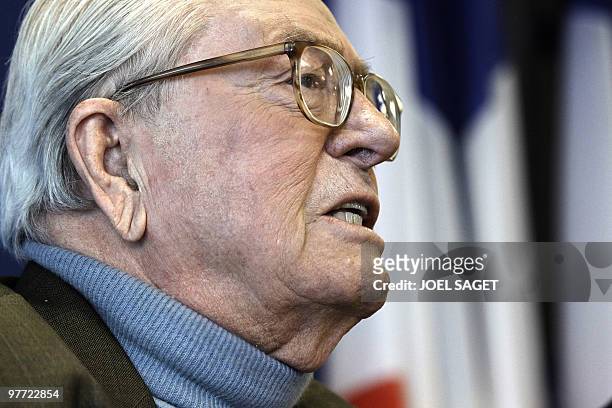 Le leader du Front National Jean-Marie Le Pen donne une conférence de presse, le 15 mars 2010 au siège du Front National à Nanterre, au lendemain du...
