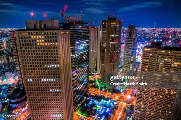 mode gakuen cocoon tower with skytree at shinjuku - smith tower ストックフォトと画像