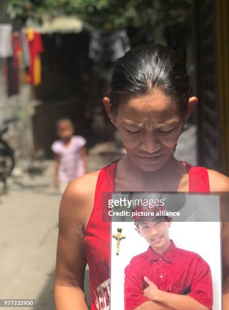 April 2018, Philippines, Manila: The Filipino Maria Victoria Dahohoy showing a photo of her son who was shot in Bagong Silang, a suburb of the...