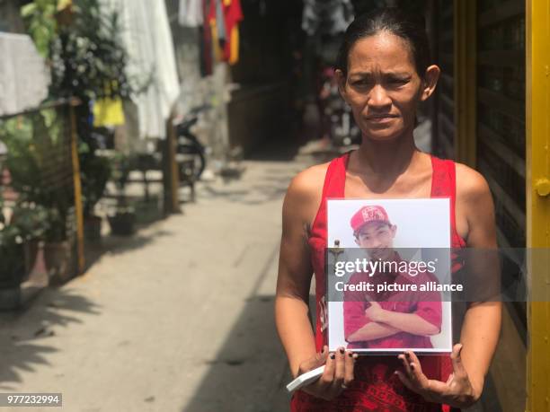 April 2018, Philippines, Manila: The Filipino Maria Victoria Dahohoy showing a photo of her son who was shot in Bagong Silang, a suburb of the...