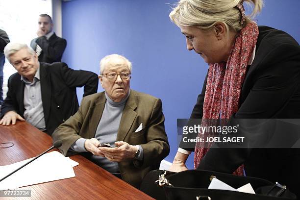 Le leader du Front National Jean-Marie Le Pen sa fille Marine Le Pen et le vice-président du FN Bruno Gollnish donnent une conférence de presse, le...