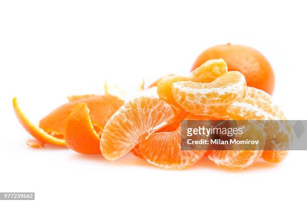 whole tangerine and wedges - tangerine stock pictures, royalty-free photos & images