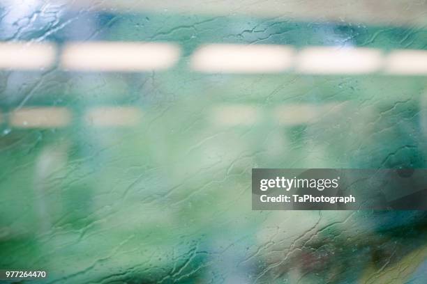 the rain beat against the train windows - couleur atténuée photos et images de collection