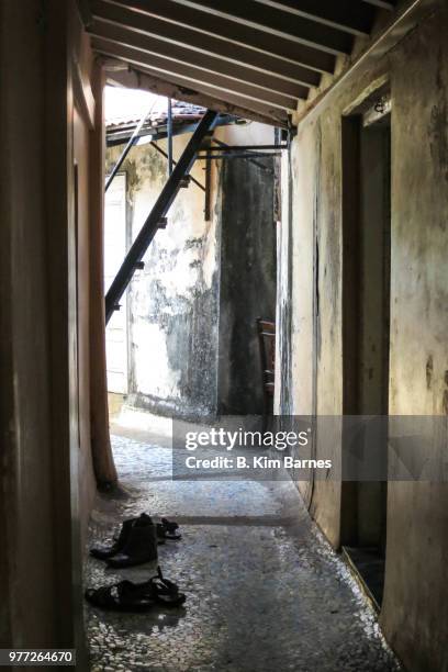 entry in mumbai - old houses in mumbai stock pictures, royalty-free photos & images