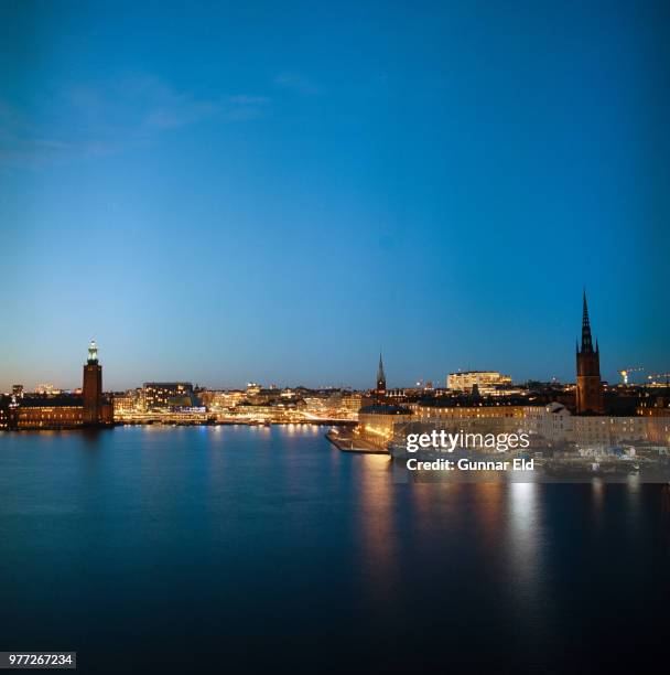 riddarholmen at dusk, riddarholmen, stockholm, sweden - eld stock-fotos und bilder