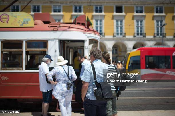 vintige tram in lisbon, portugal - sé de lisboa imagens e fotografias de stock