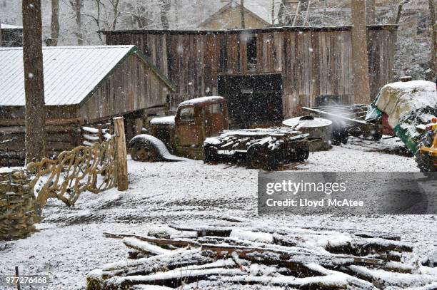 Retro Snowed In Snowed In Photos and Premium High Res Pictures - Getty Images