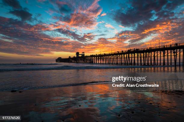 summer in winter at oceanside pier - oceanside pier stock pictures, royalty-free photos & images