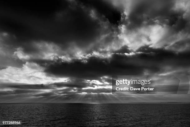 dramatic clouds over bognor regis beach, west sussex county, engl - bognor regis stock-fotos und bilder