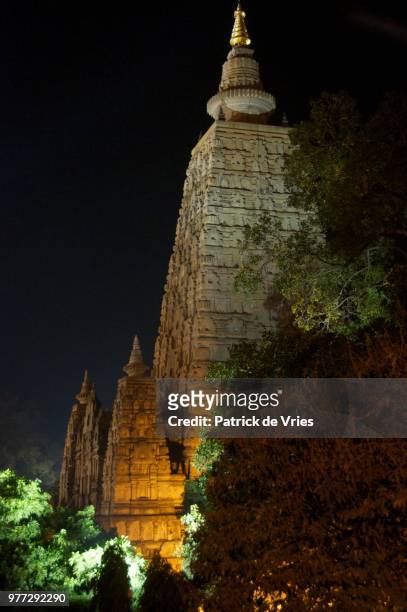mahabodhi temple by night - mahabodhi temple stock pictures, royalty-free photos & images