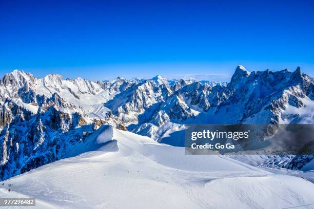 snowy mountain peaks, vallee blanche, alps - auvergne rhône alpes stockfoto's en -beelden
