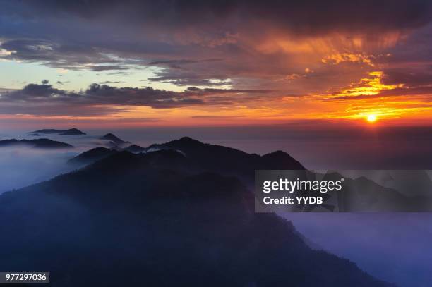 sunset over foggy mountains, chiayi, taiwan - chiayi stock pictures, royalty-free photos & images