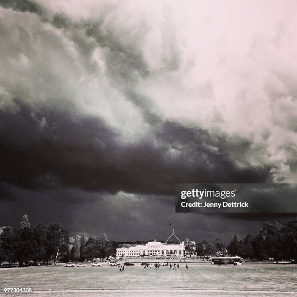 clouds over parliament house - parlamentsgebäude canberra stock-fotos und bilder