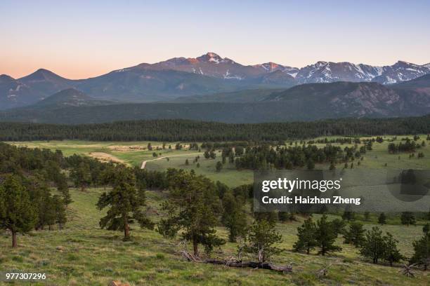 longs peak gesicht colorado rocky mountain nationalpark - trail ridge road colorado stock-fotos und bilder