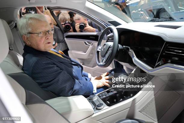 May 2018, Germany, Berlin: Wolfgang Porsche sitting in a VW Touareg at the start of the Volkswagen AG annual general meeting at the Messegelaende in...