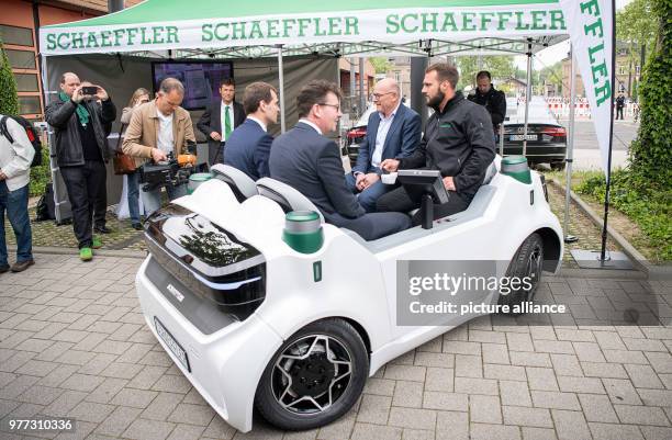 May 2018, Germany, Karlsruhe: Uwe Wagner , head F&E Automotive and Industry at Schaeffler, Alexander Pischon, CEO of the Karslruhe transport...