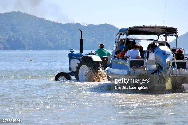 aquataxis abgeschleppt von traktoren, abel tasman national park, tasman region, neuseeland - abel tasman nationalpark stock-fotos und bilder