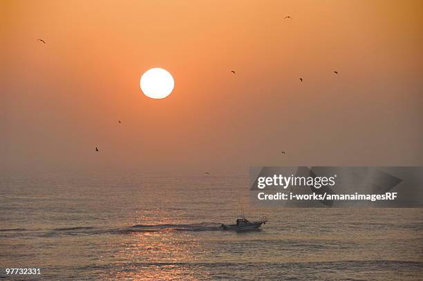 fishing boat in the sea at dawn - ibaraki prefecture photos et images de collection