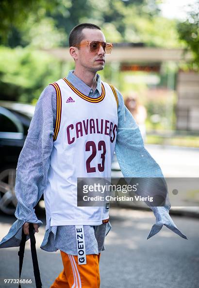 bevel kraam vervorming A guest wearing basketball jersey is seen outside MSGM during Milan...  Nieuwsfoto's - Getty Images